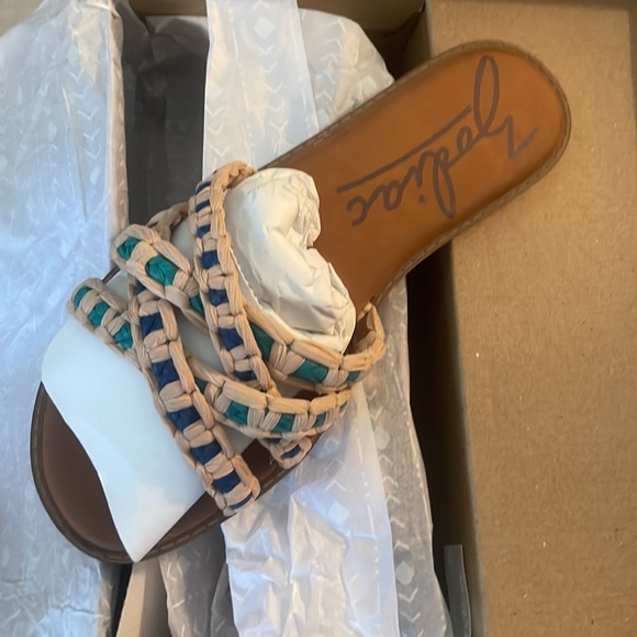 RAFFIA SANDALS NEW IN BOX - Picture 4 of 6